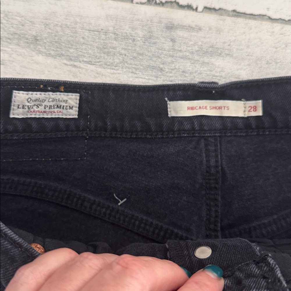 Levi’s black ribcage shorts - Size 28 - Picture 6 of 10